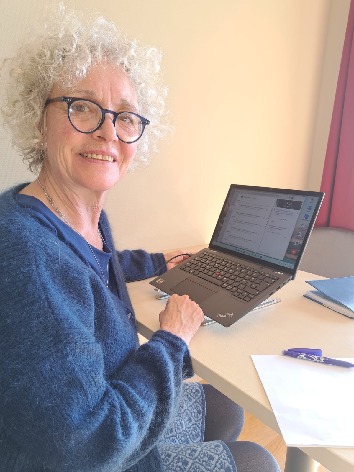 Branka am Laptop — Arbeit am Impulsbuch